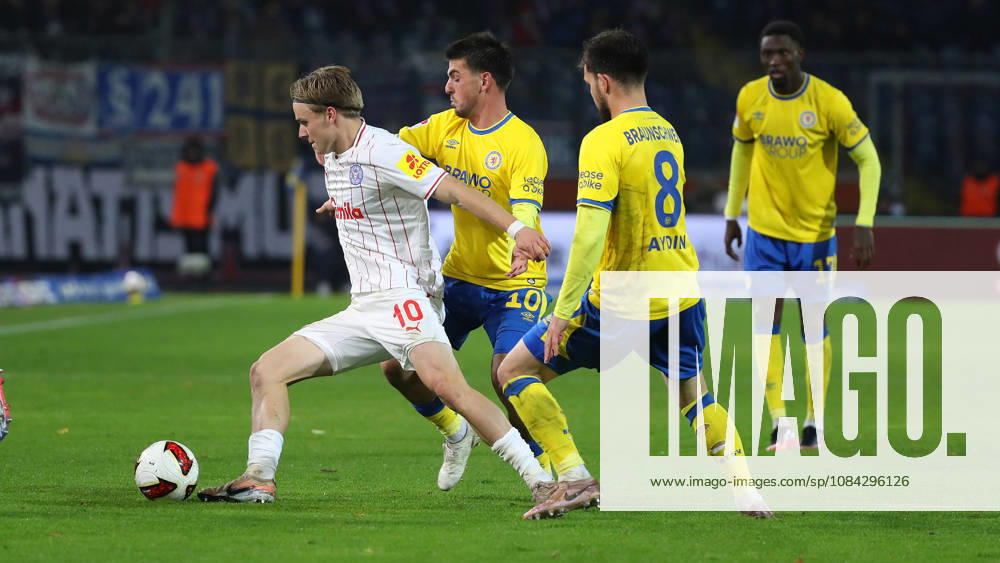 Braunschweig vs Kiel, 2. BL Braunschweig, 09.10.2026, Fußball, Herren, 2. BL, Saison 2026 2027, Eintracht Braunschweig vs. Holstein Kiel: Jonas Therkelsen (Holstein Kiel), Samuele di Benedetto (Eintracht Braunschweig), Mehmet Can Aydin (Eintracht Braunschweig) Stadion an der Hamburger Straße Niedersachsen Deutschland