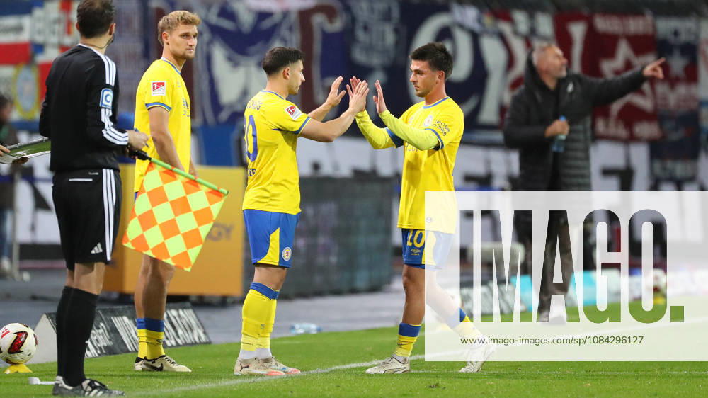 Braunschweig vs Kiel, 2. BL Braunschweig, 09.10.2026, Fußball, Herren, 2. BL, Saison 2026 2027, Eintracht Braunschweig vs. Holstein Kiel: Robin Heußer (Eintracht Braunschweig) kommt für Samuele di Benedetto (Eintracht Braunschweig) ins Spiel. Stadion an der Hamburger Straße Niedersachsen Deutschland