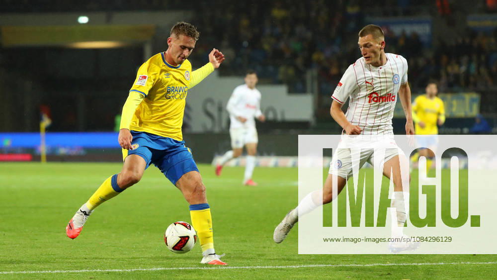 Braunschweig vs Kiel, 2. BL Braunschweig, 09.10.2026, Fußball, Herren, 2. BL, Saison 2026 2027, Eintracht Braunschweig vs. Holstein Kiel: Jan Urbich (Eintracht Braunschweig), Ivan Nekic (Holstein Kiel) Stadion an der Hamburger Straße Niedersachsen Deutschland