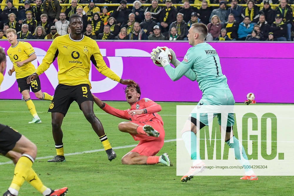 Karl Hein (Bremen 1) vereitelt Torchance von Dortmund 09.10.2026 ¢ Fussball ¢ Borussia Dortmund vs SV Werder Bremen, Signal Iduna Park, Dortmund, DFB DFL REGULATIONS PROHIBIT ANY USE OF PHOTOGRAPHS AS IMAGE SEQUENCES AND OR QUASI-VIDEO NRW Germany