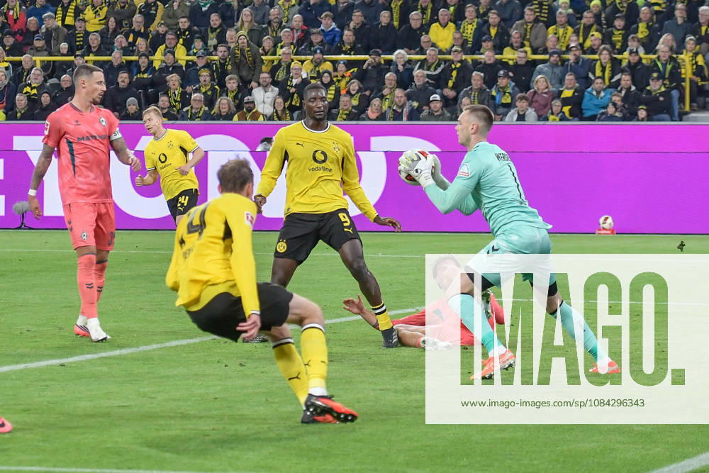 Karl Hein (Bremen 1) vereitelt Torchance von Dortmund 09.10.2026 ¢ Fussball ¢ Borussia Dortmund vs SV Werder Bremen, Signal Iduna Park, Dortmund, DFB DFL REGULATIONS PROHIBIT ANY USE OF PHOTOGRAPHS AS IMAGE SEQUENCES AND OR QUASI-VIDEO NRW Germany