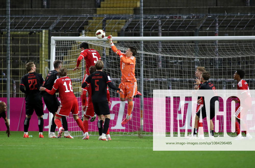 Fussball, Herren, Regionalliga Bayern, Saison 2026 2027, FC Bayern München II - SpVgg Unterhaching, Grünwalder Stadion Jannis Bärtl (FC Bayern München II) faustet einen Ball weg, Parade