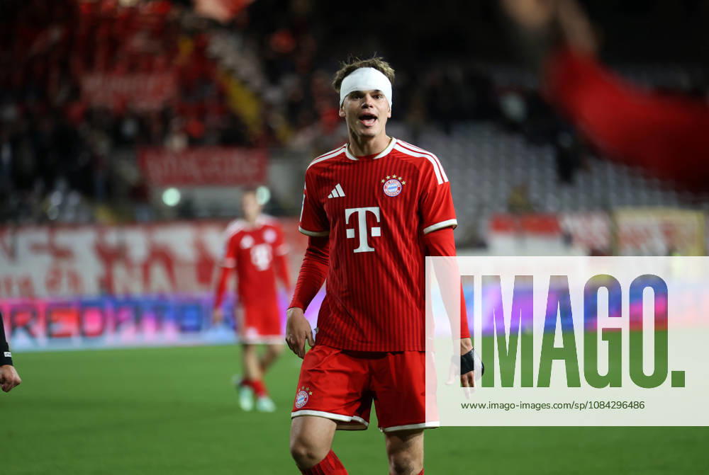 Fussball, Herren, Regionalliga Bayern, Saison 2026 2027, FC Bayern München II - SpVgg Unterhaching, Grünwalder Stadion Guido Della Rovere (FC Bayern München II) mit Turban, Verband am Kopf