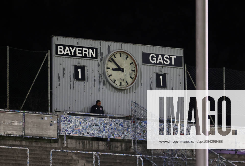 Fussball, Herren, Regionalliga Bayern, Saison 2026 2027, FC Bayern München II - SpVgg Unterhaching, Grünwalder Stadion Endstand 1:1 auf der Anzeigetafel