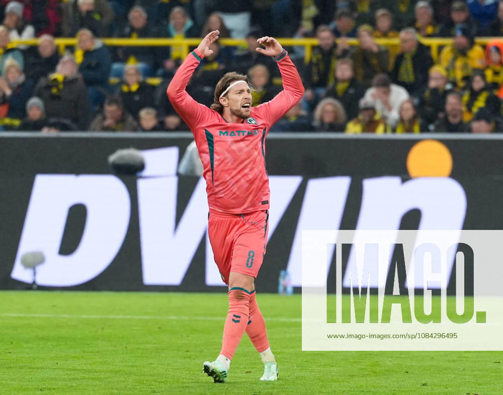 Mitchell Weiser (SV Werder Bremen, 8) jubelt nach dem zweiten Treffer seiner Mannschaft zum Ausgleich. GER, Borussia Dortmund vs SV Werder Bremen, 1. Bundesliga, 5. Spieltag, Saison 2026-27, SIGNAL IDUNA PARK, Dortmund, 09.10.2026 DFL REGULATIONS PROHIBIT ANY USE OF PHOTOGRAPHS AS IMAGE SEQUENCES AND OR QUASI-VIDEO Borussia Dortmund vs SV Werder Bremen, 1. Bundesliga, 5. Spieltag, Saison 2026-27, 09.10.2026 Dortmund