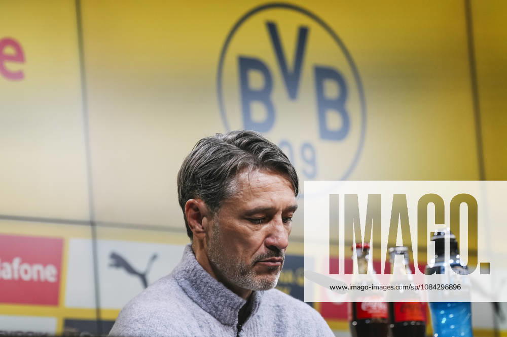 Fussball 1.Bundesliga, Borussia Dortmund - SV Werder Bremen v.l. Chef-Trainer Niko Kovac (Dortmund) mit Blick nach unten, im Hintergrund das Logo von Borussia Dortmund Dortmund