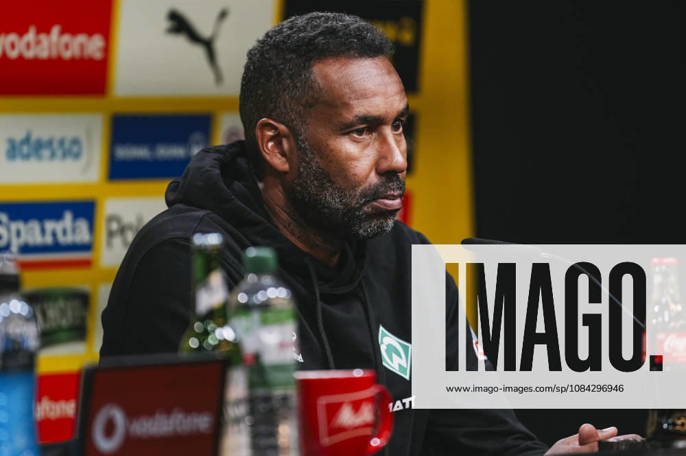 Fussball 1.Bundesliga, Borussia Dortmund - SV Werder Bremen v.l. Chef-Trainer Daniel Thioune (Bremen) während der Pressekonferenz Dortmund