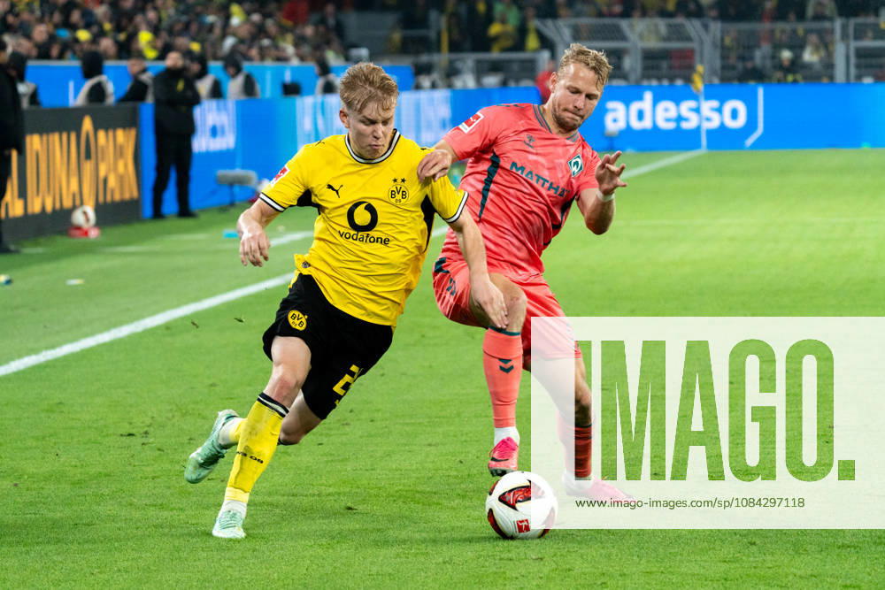 Deutschland: 1. Bundesliga 2026 2027, 5. Spieltag: Borussia Dortmund vs. Werder Bremen 09.10.2026 Signal Iduna Park (Nordrhein-Westfalen) Daniel Svensson (Borussia Dortmund, 24) Marco Grüll ( 17) Zweikampf Duell