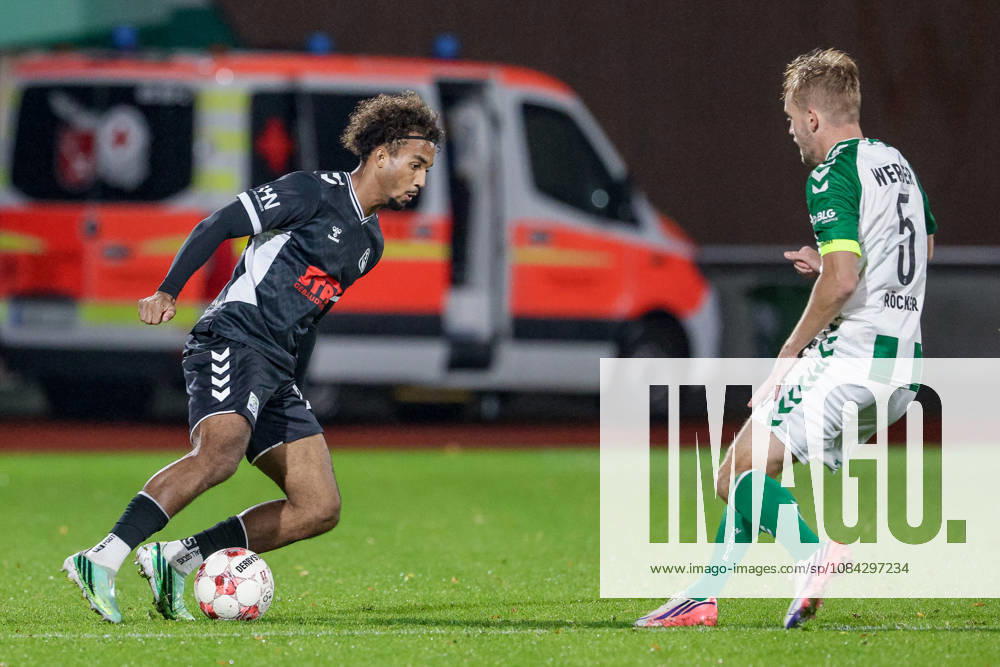 V.li.: Eric Anozie (SV Atlas Delmenhorst, 29) und Cimo Röcker (SV Werder Bremen II, 5) im Zweikampf, Duell, Dynamik, Aktion, Action, Spielszene, 09.10.2026, Bremen (Deutschland), Fussball, Regionalliga Nord, SV Werder Bremen II - SV Atlas Delmenhorst