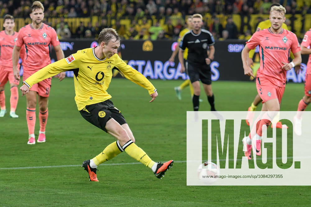 Strafraumszene Torchance von Maximilian Beier (Dortmund 14) 09.10.2026 ¢ Fussball ¢ Borussia Dortmund vs SV Werder Bremen, Signal Iduna Park, Dortmund, DFB DFL REGULATIONS PROHIBIT ANY USE OF PHOTOGRAPHS AS IMAGE SEQUENCES AND OR QUASI-VIDEO NRW Germany