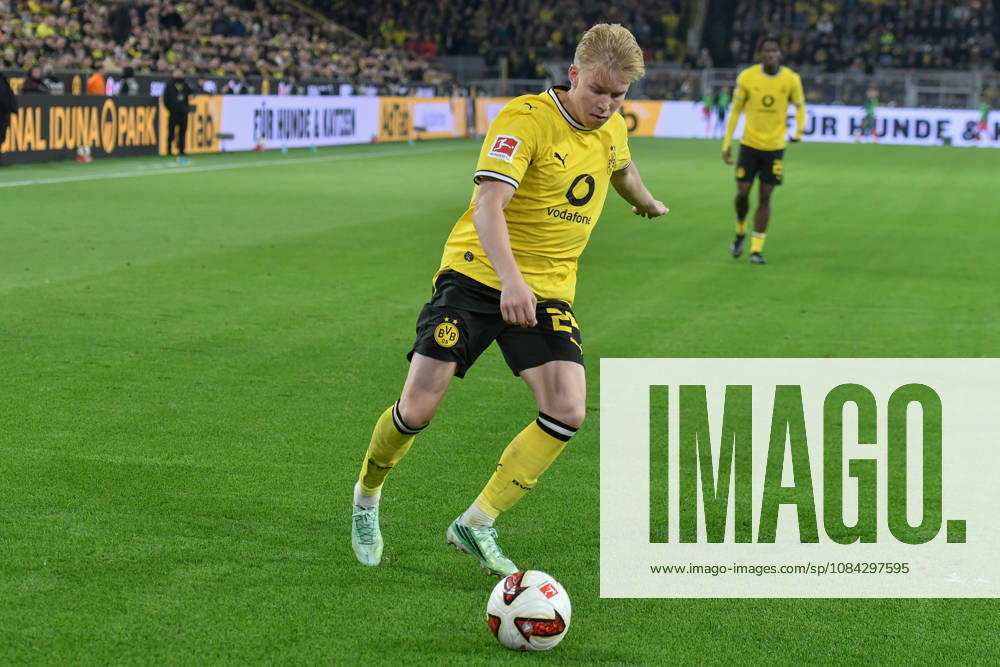 Daniel Svensson (Dortmund 24) Aktion . Einzelbild . Freisteller . 09.10.2026 ¢ Fussball ¢ Borussia Dortmund vs SV Werder Bremen, Signal Iduna Park, Dortmund, DFB DFL REGULATIONS PROHIBIT ANY USE OF PHOTOGRAPHS AS IMAGE SEQUENCES AND OR QUASI-VIDEO NRW Germany