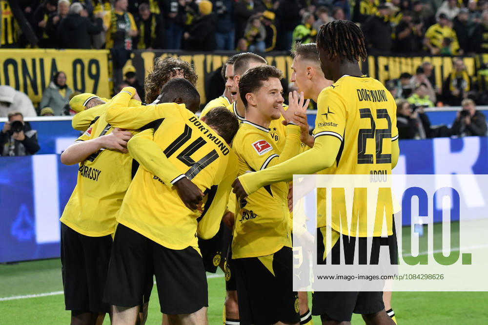 Die Mannschaft von Dortmund Jubel Freude Emotion Torjubel Torschuetze Torschütze zum 1:0 Daniel Svensson (Dortmund 24) 09.10.2026 ¢ Fussball ¢ Borussia Dortmund vs SV Werder Bremen, Signal Iduna Park, Dortmund, DFB DFL REGULATIONS PROHIBIT ANY USE OF PHOTOGRAPHS AS IMAGE SEQUENCES AND OR QUASI-VIDEO NRW Germany