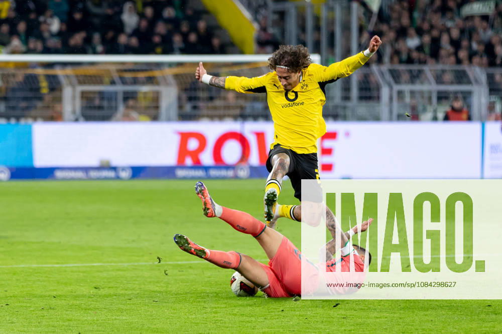 Dortmund, Deutschland 09. Oktober 2026: 1. BL - 2026 2027 - Sp. 5 - Borussia Dortmund gegen SV Werder Bremen Im Bild: v. li. im Zweikampf Fabio Silva Fabio (BVB), Marco Friedl (SVW) DFL DFB regulations prohibit any use of photographs as image sequences and or quasi-video. Signal Iduna Park Nordrhein Westfalen