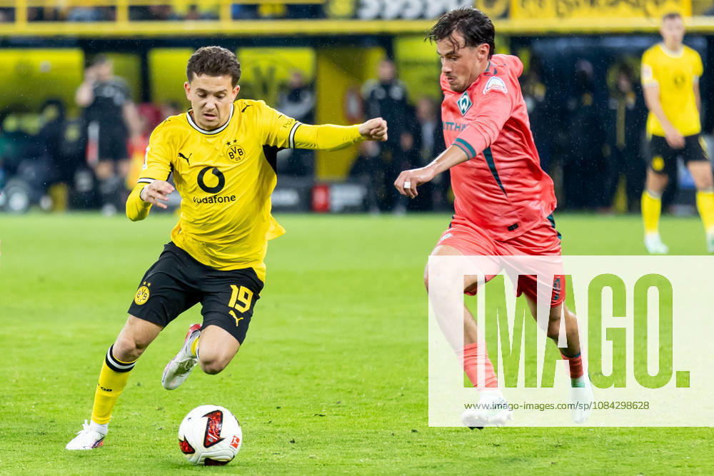 Dortmund, Deutschland 09. Oktober 2026: 1. BL - 2026 2027 - Sp. 5 - Borussia Dortmund gegen SV Werder Bremen Im Bild: v. li. im Zweikampf Konstantinos Karetsas (BVB) und Olivier Deman (SVW) DFL DFB regulations prohibit any use of photographs as image sequences and or quasi-video. Signal Iduna Park Nordrhein Westfalen