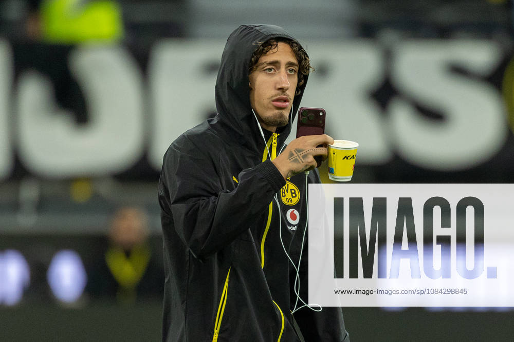Dortmund, Germany, 09.10.26, Fabio Silva (Borussia Dortmund) guckt waehrend des Spiels der 1. Bundesliga zwischen Borussia Dortmund - SV Werder Bremen im Signal Iduna Park in Dortmund. (Photo by Joachim Bywaletz) DFB DFL REGULATIONS PROHIBIT ANY USE OF PHOTOGRAPHS AS IMAGE SEQUENCES AND OR QUASI-VIDEO.