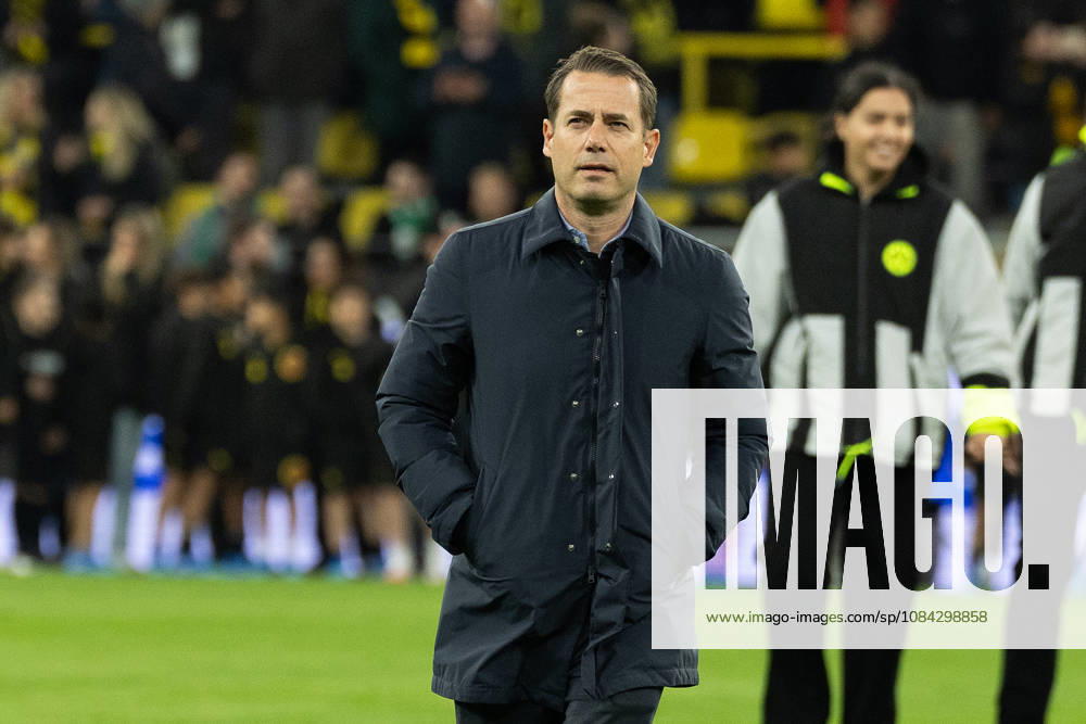 Dortmund, Germany, 09.10.26, Lars Ricken Geschaeftsfuehrer (Borussia Dortmund) guckt waehrend des Spiels der 1. Bundesliga zwischen Borussia Dortmund - SV Werder Bremen im Signal Iduna Park in Dortmund. (Photo by Joachim Bywaletz) DFB DFL REGULATIONS PROHIBIT ANY USE OF PHOTOGRAPHS AS IMAGE SEQUENCES AND OR QUASI-VIDEO.