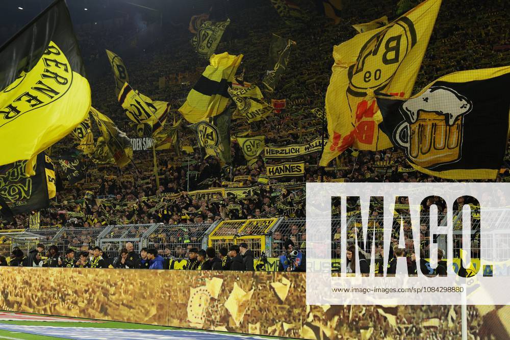 Dortmund, Germany, 09.10.26, BVB Fans auf der Sued Tribuene waehrend des Spiels der 1. Bundesliga zwischen Borussia Dortmund - SV Werder Bremen im Signal Iduna Park in Dortmund. (Photo by Joachim Bywaletz) DFB DFL REGULATIONS PROHIBIT ANY USE OF PHOTOGRAPHS AS IMAGE SEQUENCES AND OR QUASI-VIDEO.