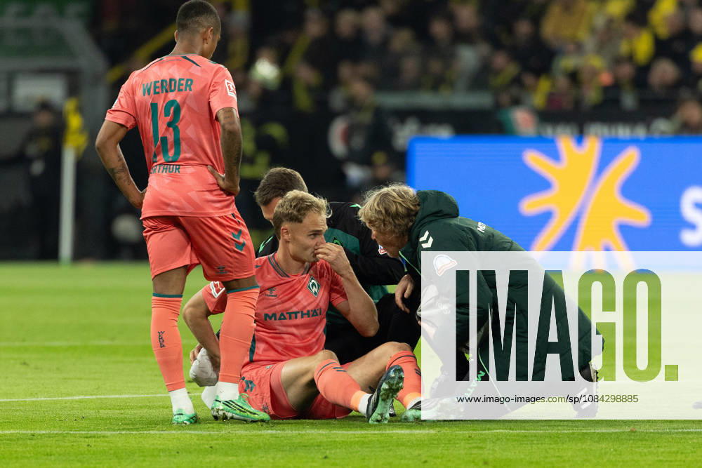 Dortmund, Germany, 09.10.26, Amos Pieper (SV Werder Bremen) wird med. behandelt waehrend des Spiels der 1. Bundesliga zwischen Borussia Dortmund - SV Werder Bremen im Signal Iduna Park in Dortmund. (Photo by Joachim Bywaletz) DFB DFL REGULATIONS PROHIBIT ANY USE OF PHOTOGRAPHS AS IMAGE SEQUENCES AND OR QUASI-VIDEO.