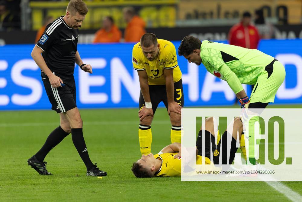 Dortmund, Germany, 09.10.26, Nico Schlotterbeck (Borussia Dortmund) verletzt an der Schulter waehrend des Spiels der 1. Bundesliga zwischen Borussia Dortmund - SV Werder Bremen im Signal Iduna Park in Dortmund. (Photo by Joachim Bywaletz) DFB DFL REGULATIONS PROHIBIT ANY USE OF PHOTOGRAPHS AS IMAGE SEQUENCES AND OR QUASI-VIDEO.