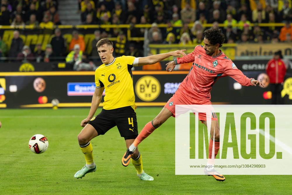 Dortmund, Germany, 09.10.26, Nico Schlotterbeck (Borussia Dortmund) und Eren Dinkci (SV Werder Bremen) im Zweikampf im Zweikampf waehrend des Spiels der 1. Bundesliga zwischen Borussia Dortmund - SV Werder Bremen im Signal Iduna Park in Dortmund. (Photo by Joachim Bywaletz) DFB DFL REGULATIONS PROHIBIT ANY USE OF PHOTOGRAPHS AS IMAGE SEQUENCES AND OR QUASI-VIDEO.