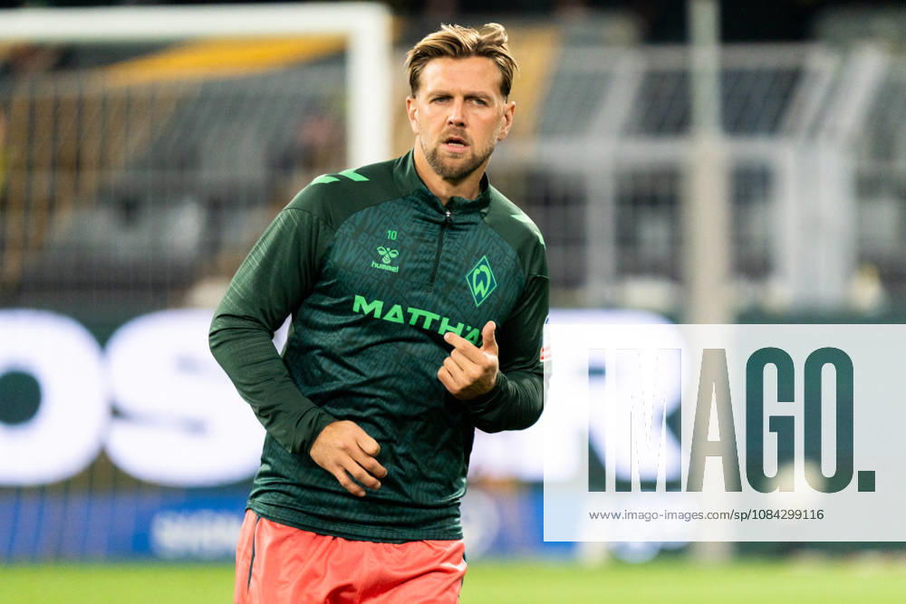 Deutschland: 1. Bundesliga 2026 2027, 5. Spieltag: Borussia Dortmund vs. Werder Bremen 09.10.2026 Signal Iduna Park (Nordrhein-Westfalen) Niclas Füllkrug ( 10) beim Aufwärmen