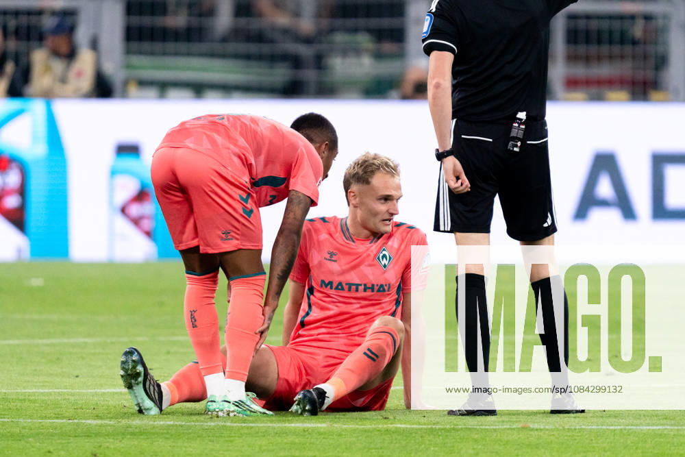 Deutschland: 1. Bundesliga 2026 2027, 5. Spieltag: Borussia Dortmund vs. Werder Bremen 09.10.2026 Signal Iduna Park (Nordrhein-Westfalen) Arthur ( 13) Amos Pieper ( 5) Verletzung am Boden Auswechslung