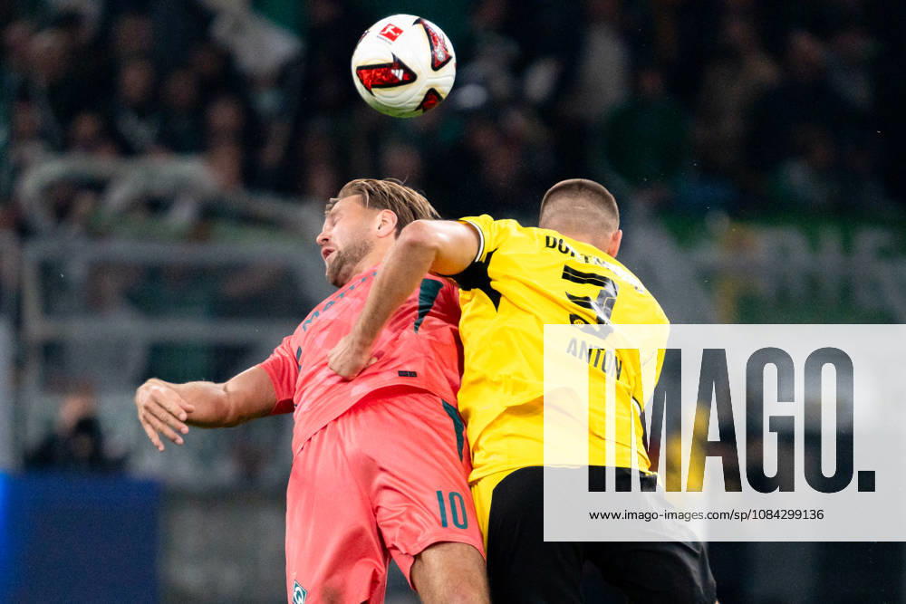 Deutschland: 1. Bundesliga 2026 2027, 5. Spieltag: Borussia Dortmund vs. Werder Bremen 09.10.2026 Signal Iduna Park (Nordrhein-Westfalen) Niclas Füllkrug ( 10) Waldemar Anton (Borussia Dortmund, 3) Zweikampf Duell