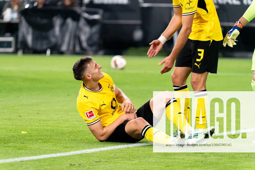 Deutschland: 1. Bundesliga 2026 2027, 5. Spieltag: Borussia Dortmund vs. Werder Bremen 09.10.2026 Signal Iduna Park (Nordrhein-Westfalen) Nico Schlotterbeck (Borussia Dortmund, 4) Verletzung am Boden Schulter verletzt