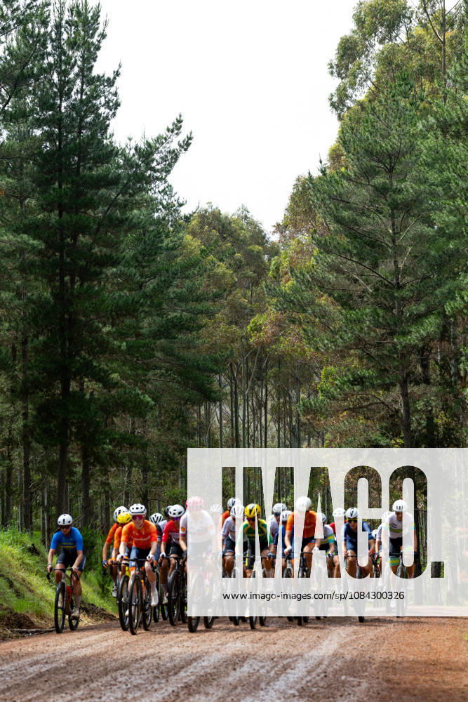2026 UCI Gravel World Championships Picture by James Raison SWpix.com - 10 10 2026 - Cycling - 2026 UCI Gravel World Championships - Nannup, Western Australia, Australia - Womens Elite - The peloton