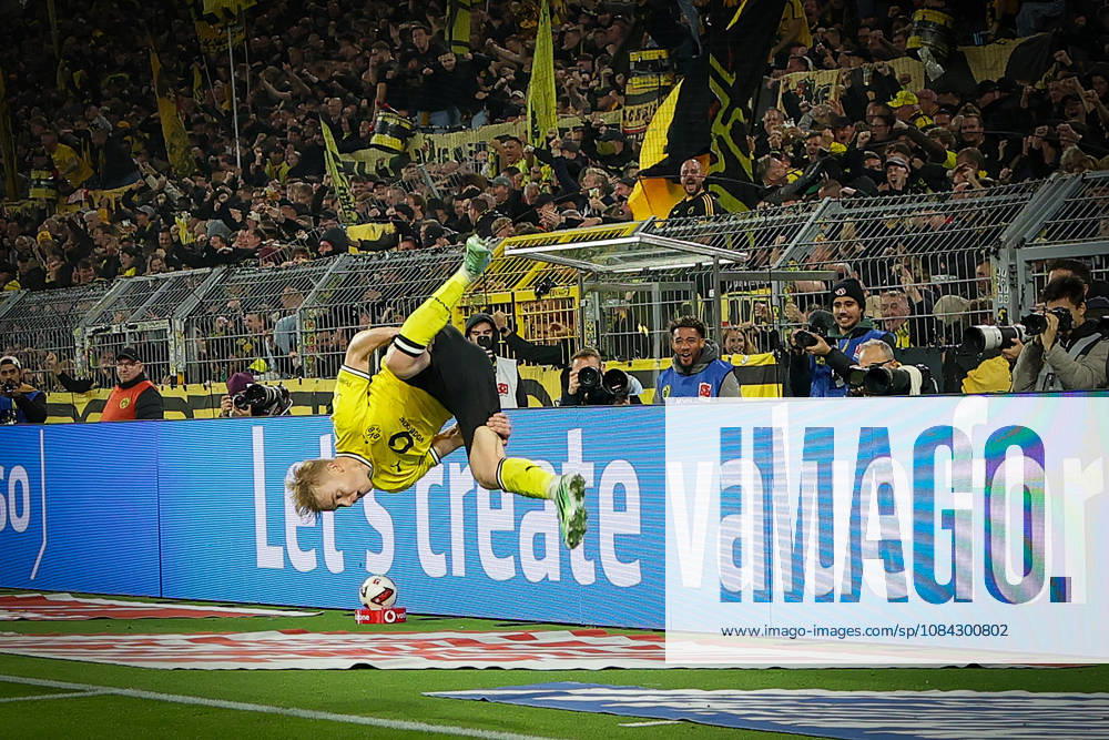 (261010) -- DORTMUND, Oct. 10, 2026 -- Daniel Svensson of Borussia Dortmund celebrates scoring during the German first division Bundesliga football match between Borussia Dortmund and SV Werder Bremen in Dortmund, Germany, Oct. 9, 2026. (Photo by Xinhua) (SP)GERMANY-DORTMUND-FOOTBALL-BUNDESLIGA-DORTMUND VS WERDER BREMEN JoachimxBywaletz
