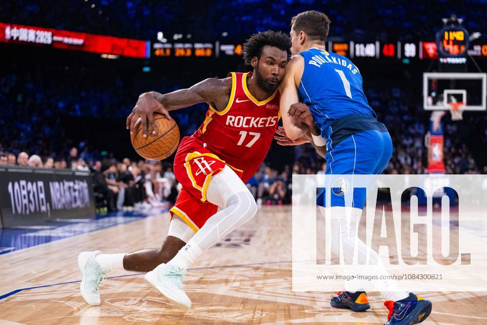 (261010) -- MACAO, Oct. 10, 2026 -- Tari Eason (L) of Houston Rockets vies with John Poulakidas of Dallas Mavericks during the 2026-2027 NBA, Basketball Herren, USA preseason game between Houston Rockets and Dallas Mavericks in Macao, south China, Oct. 9, 2026. ) (SP)CHINA-MACAO-BASKETBALL-NBA PRESEASON-LAKERS VS MAVERICKS(CN) CheongxKamxKa