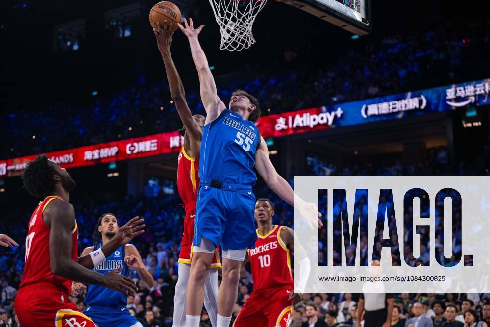 (261010) -- MACAO, Oct. 10, 2026 -- Sergio de Larrea (top R) of Dallas Mavericks vies with Kevin Durant (top L) of Houston Rockets during the 2026-2027 NBA, Basketball Herren, USA preseason game between Houston Rockets and Dallas Mavericks in Macao, south China, Oct. 9, 2026. ) (SP)CHINA-MACAO-BASKETBALL-NBA PRESEASON-LAKERS VS MAVERICKS(CN) CheongxKamxKa