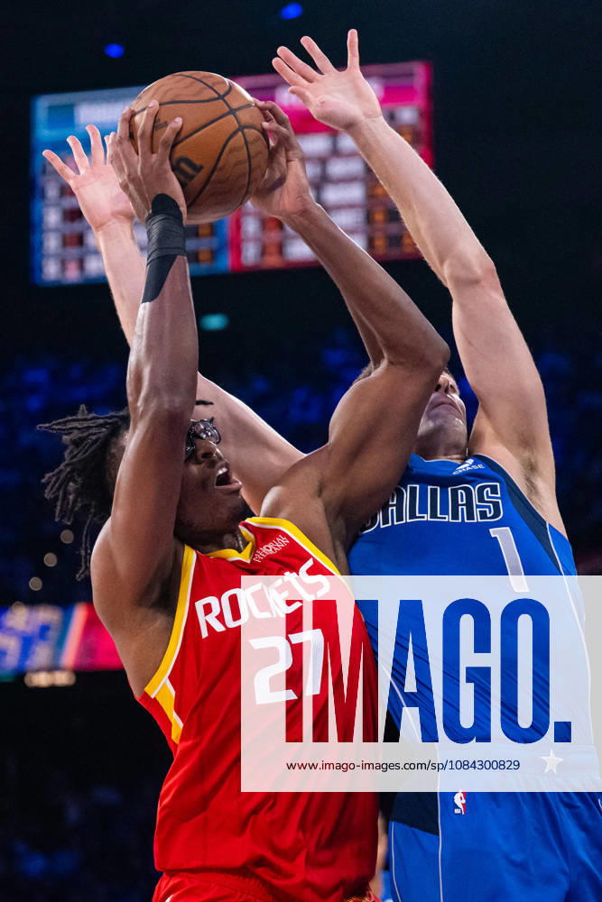 (261010) -- MACAO, Oct. 10, 2026 -- Isaiah Crawford (L) of Houston Rockets vies with John Poulakidas of Dallas Mavericks during the 2026-2027 NBA, Basketball Herren, USA preseason game between Houston Rockets and Dallas Mavericks in Macao, south China, Oct. 9, 2026. ) (SP)CHINA-MACAO-BASKETBALL-NBA PRESEASON-ROCKETS VS MAVERICKS(CN) CheongxKamxKa