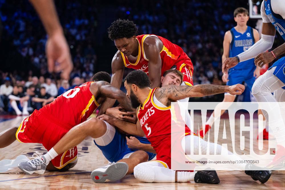 (261010) -- MACAO, Oct. 10, 2026 -- Cooper Flagg (C) of Dallas Mavericks saves the ball during the 2026-2027 NBA, Basketball Herren, USA preseason game between Houston Rockets and Dallas Mavericks in Macao, south China, Oct. 9, 2026. ) (SP)CHINA-MACAO-BASKETBALL-NBA PRESEASON-ROCKETS VS MAVERICKS(CN) CheongxKamxKa