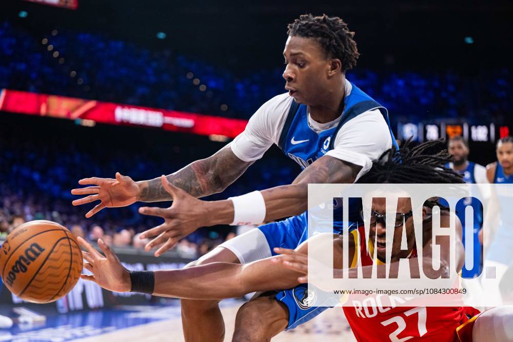 (261010) -- MACAO, Oct. 10, 2026 -- Isaiah Crawford (R) of Houston Rockets vies with Tobi Lawal of Dallas Mavericks during the 2026-2027 NBA, Basketball Herren, USA preseason game between Houston Rockets and Dallas Mavericks in Macao, south China, Oct. 9, 2026. ) (SP)CHINA-MACAO-BASKETBALL-NBA PRESEASON-ROCKETS VS MAVERICKS(CN) CheongxKamxKa