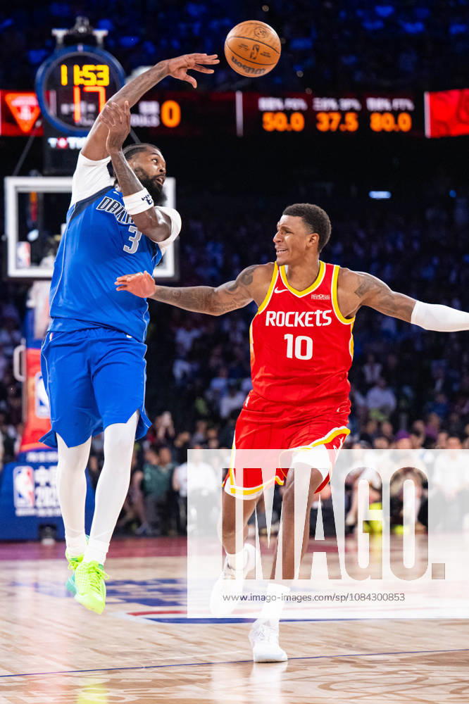 (261010) -- MACAO, Oct. 10, 2026 -- Naji Marshall (L) of Dallas Mavericks passes the ball during the 2026-2027 NBA, Basketball Herren, USA preseason game between Houston Rockets and Dallas Mavericks in Macao, south China, Oct. 9, 2026. ) (SP)CHINA-MACAO-BASKETBALL-NBA PRESEASON-ROCKETS VS MAVERICKS(CN) CheongxKamxKa