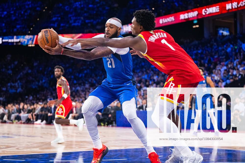 (261010) -- MACAO, Oct. 10, 2026 -- Daniel Gafford (L) of Dallas Mavericks vies with Amen Thompson of Houston Rockets during the 2026-2027 NBA, Basketball Herren, USA preseason game between Houston Rockets and Dallas Mavericks in Macao, south China, Oct. 9, 2026. ) (SP)CHINA-MACAO-BASKETBALL-NBA PRESEASON-ROCKETS VS MAVERICKS(CN) CheongxKamxKa