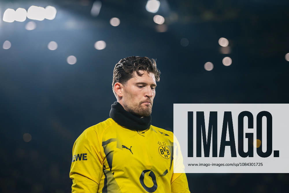 Borussia Dortmund v SV Werder Bremen - Bundesliga 2026 27 Gregor Kobel of Borussia Dortmund warms up prior to the Bundesliga match between Borussia Dortmund and SV Werder Bremen at Signal Iduna Park in Dortmund, Germany, on October 9, 2026. Dortmund Germany