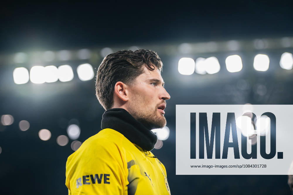 Borussia Dortmund v SV Werder Bremen - Bundesliga 2026 27 Gregor Kobel of Borussia Dortmund warms up prior to the Bundesliga match between Borussia Dortmund and SV Werder Bremen at Signal Iduna Park in Dortmund, Germany, on October 9, 2026. Dortmund Germany