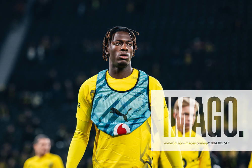 Borussia Dortmund v SV Werder Bremen - Bundesliga 2026 27 Joane Gadou of Borussia Dortmund warms up prior to the Bundesliga match between Borussia Dortmund and SV Werder Bremen at Signal Iduna Park in Dortmund, Germany, on October 9, 2026. Dortmund Germany