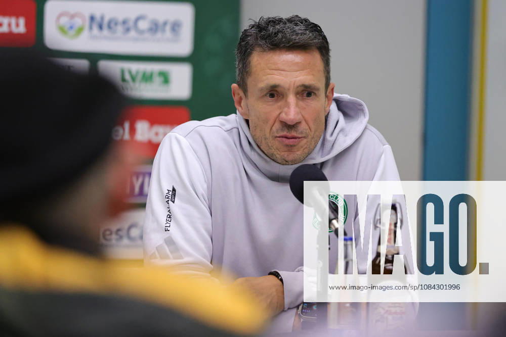 Fußball, Herren, Regionalliga Bayern, Saison 2026 2027, 13. Spieltag: FC Schweinfurt 05 - SC Eltersdorf Cheftrainer Bernd Eigner (SC Eltersdorf) auf der Pressekonferenz Schweinfurt Riedel-Bau-Arena im Sachs-Stadio Bayern Unterfranken Deutschland