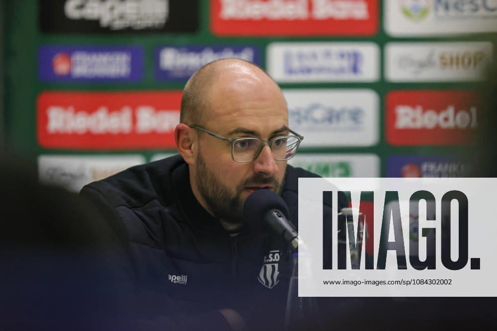 Fußball, Herren, Regionalliga Bayern, Saison 2026 2027, 13. Spieltag: FC Schweinfurt 05 - SC Eltersdorf Trainer Jan Gernlein (FC Schweinfurt 05) auf der Pressekonferenz, Einzelbild Schweinfurt Riedel-Bau-Arena im Sachs-Stadio Bayern Unterfranken Deutschland