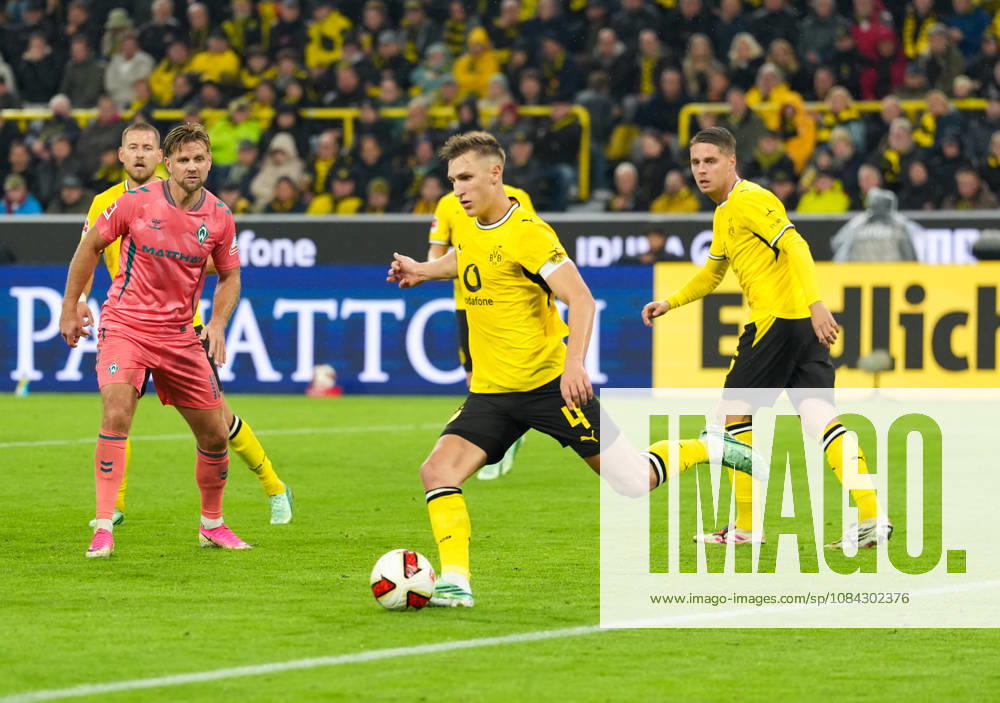 Nico Schlotterbeck (Borussia Dortmund, 4) am Ball. GER, Borussia Dortmund vs SV Werder Bremen, 1. Bundesliga, 5. Spieltag, Saison 2026-27, SIGNAL IDUNA PARK, Dortmund, 09.10.2026 DFL REGULATIONS PROHIBIT ANY USE OF PHOTOGRAPHS AS IMAGE SEQUENCES AND OR QUASI-VIDEO Borussia Dortmund vs SV Werder Bremen, 1. Bundesliga, 5. Spieltag, Saison 2026-27, 09.10.2026 Dortmund