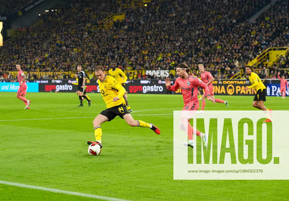 Maximilian Beier (Borussia Dortmund, 14) und Mitchell Weiser (SV Werder Bremen, 8) GER, Borussia Dortmund vs SV Werder Bremen, 1. Bundesliga, 5. Spieltag, Saison 2026-27, SIGNAL IDUNA PARK, Dortmund, 09.10.2026 DFL REGULATIONS PROHIBIT ANY USE OF PHOTOGRAPHS AS IMAGE SEQUENCES AND OR QUASI-VIDEO Borussia Dortmund vs SV Werder Bremen, 1. Bundesliga, 5. Spieltag, Saison 2026-27, 09.10.2026 Dortmund