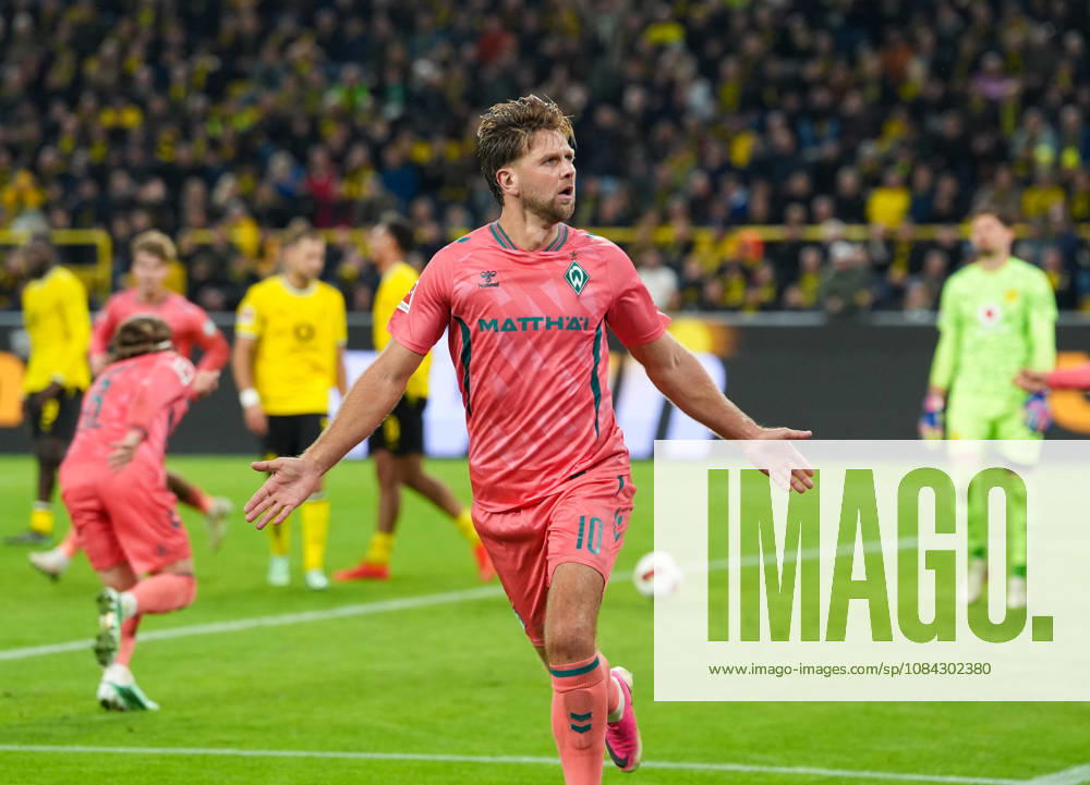 Niclas Fuellkrug (SV Werder Bremen, 10) jubelt nach dem zweiten Treffer seiner Mannschaft zum Ausgleich. GER, Borussia Dortmund vs SV Werder Bremen, 1. Bundesliga, 5. Spieltag, Saison 2026-27, SIGNAL IDUNA PARK, Dortmund, 09.10.2026 DFL REGULATIONS PROHIBIT ANY USE OF PHOTOGRAPHS AS IMAGE SEQUENCES AND OR QUASI-VIDEO Borussia Dortmund vs SV Werder Bremen, 1. Bundesliga, 5. Spieltag, Saison 2026-27, 09.10.2026 Dortmund