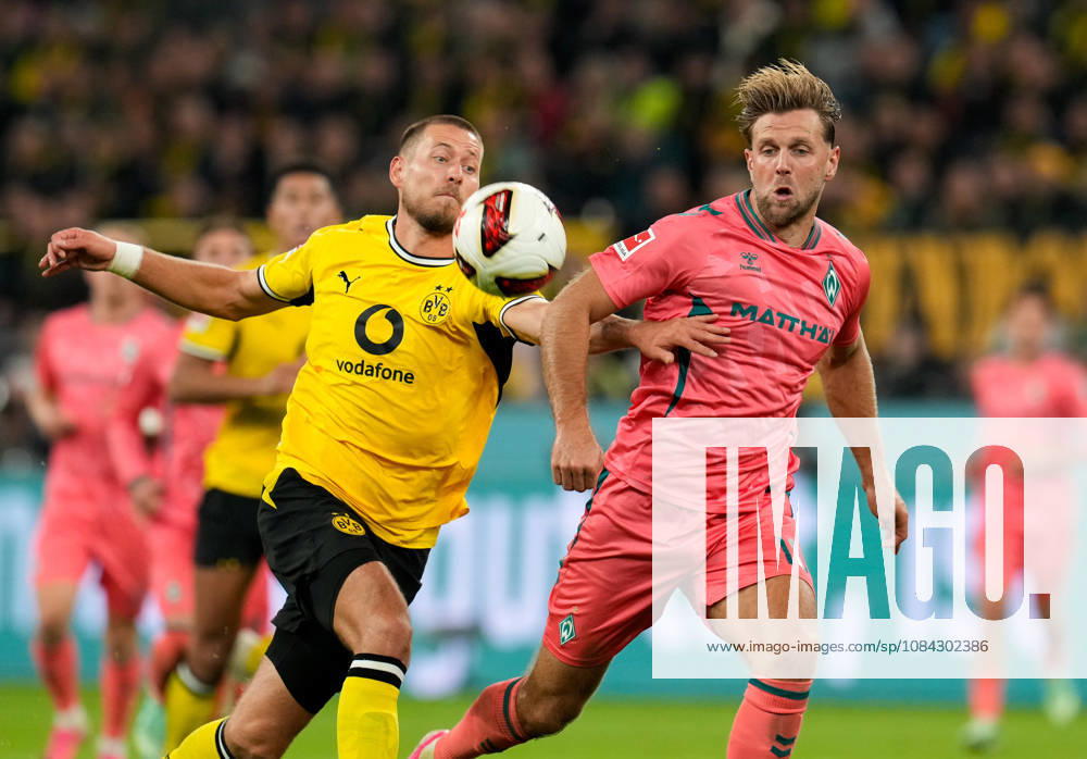 Waldemar Anton (Borussia Dortmund, 3) im Zweikampf mit Niclas Fuellkrug (SV Werder Bremen, 10). GER, Borussia Dortmund vs SV Werder Bremen, 1. Bundesliga, 5. Spieltag, Saison 2026-27, SIGNAL IDUNA PARK, Dortmund, 09.10.2026 DFL REGULATIONS PROHIBIT ANY USE OF PHOTOGRAPHS AS IMAGE SEQUENCES AND OR QUASI-VIDEO Borussia Dortmund vs SV Werder Bremen, 1. Bundesliga, 5. Spieltag, Saison 2026-27, 09.10.2026 Dortmund