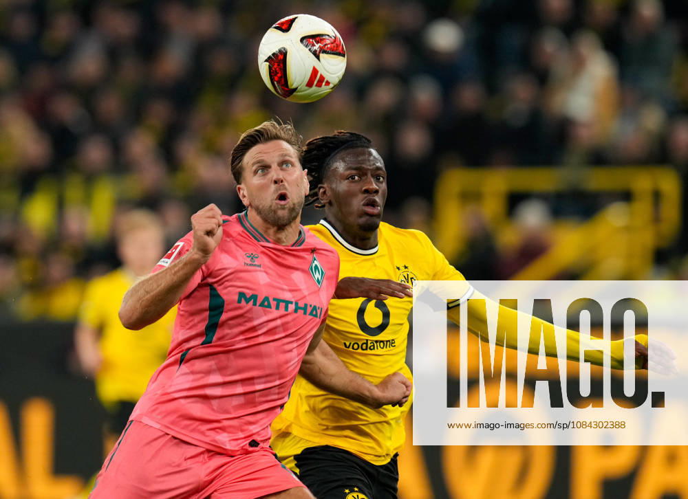Niclas Fuellkrug (SV Werder Bremen, 10) gegen Joane Gadou (Borussia Dortmund, 22) GER, Borussia Dortmund vs SV Werder Bremen, 1. Bundesliga, 5. Spieltag, Saison 2026-27, SIGNAL IDUNA PARK, Dortmund, 09.10.2026 DFL REGULATIONS PROHIBIT ANY USE OF PHOTOGRAPHS AS IMAGE SEQUENCES AND OR QUASI-VIDEO Borussia Dortmund vs SV Werder Bremen, 1. Bundesliga, 5. Spieltag, Saison 2026-27, 09.10.2026 Dortmund