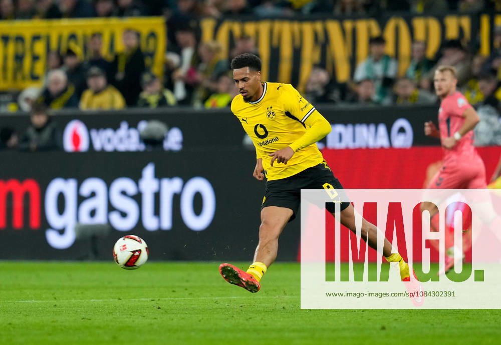 Felix Nmecha (Borussia Dortmund, 8) spielt den Ball. GER, Borussia Dortmund vs SV Werder Bremen, 1. Bundesliga, 5. Spieltag, Saison 2026-27, SIGNAL IDUNA PARK, Dortmund, 09.10.2026 DFL REGULATIONS PROHIBIT ANY USE OF PHOTOGRAPHS AS IMAGE SEQUENCES AND OR QUASI-VIDEO Borussia Dortmund vs SV Werder Bremen, 1. Bundesliga, 5. Spieltag, Saison 2026-27, 09.10.2026 Dortmund