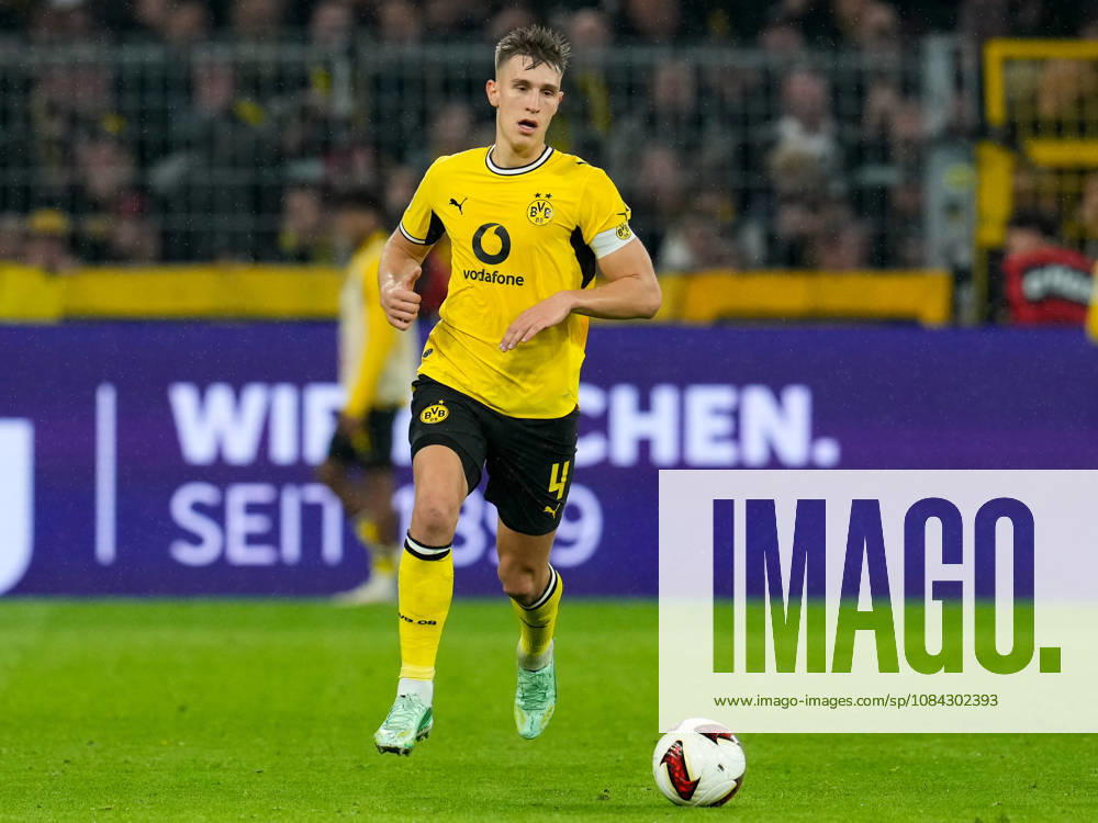 Nico Schlotterbeck (Borussia Dortmund, 4) am Ball. GER, Borussia Dortmund vs SV Werder Bremen, 1. Bundesliga, 5. Spieltag, Saison 2026-27, SIGNAL IDUNA PARK, Dortmund, 09.10.2026 DFL REGULATIONS PROHIBIT ANY USE OF PHOTOGRAPHS AS IMAGE SEQUENCES AND OR QUASI-VIDEO Borussia Dortmund vs SV Werder Bremen, 1. Bundesliga, 5. Spieltag, Saison 2026-27, 09.10.2026 Dortmund