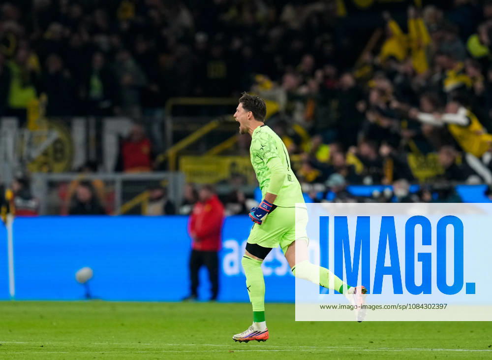 Gregor Kobel (Borussia Dortmund, 1) jubelt nach dem zweiten Treffer seiner Mannschaft. GER, Borussia Dortmund vs SV Werder Bremen, 1. Bundesliga, 5. Spieltag, Saison 2026-27, SIGNAL IDUNA PARK, Dortmund, 09.10.2026 DFL REGULATIONS PROHIBIT ANY USE OF PHOTOGRAPHS AS IMAGE SEQUENCES AND OR QUASI-VIDEO Borussia Dortmund vs SV Werder Bremen, 1. Bundesliga, 5. Spieltag, Saison 2026-27, 09.10.2026 Dortmund